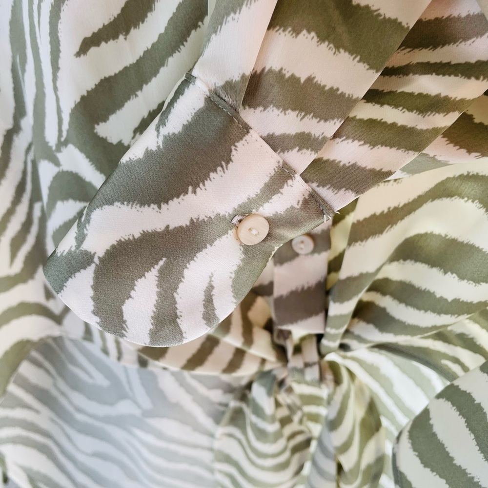 **SALE** NWT Rachel Zoe  Tie Front Silky Women's Blouse Size M - Picture 4 of 7